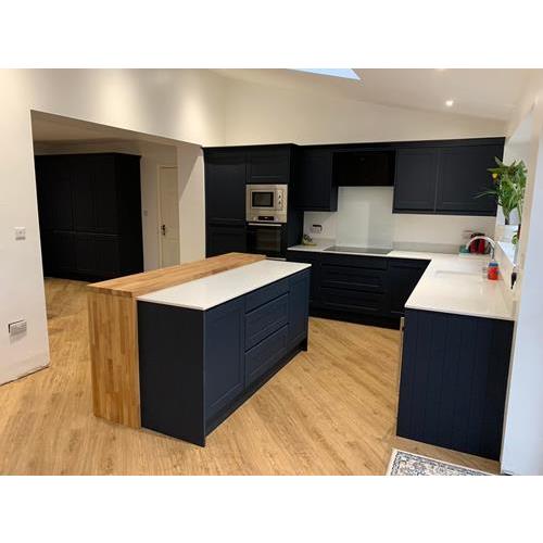 Fitted kitchen with navy blue cabinets and white quartz worktops 500x500